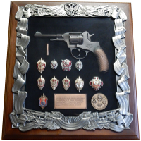 Панно с макетом револьвера Наган и знаками ФСБ