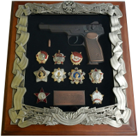 Ключница с макетом пистолета Стечкина и наградами СССР