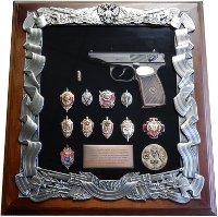 Панно с макетом пистолета Макарова и знаками ФСБ
