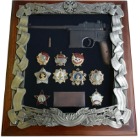 Панно с макетом пистолета Маузер и наградами СССР