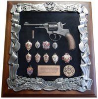 Ключница с макетом револьвера Наган и знаками ФСБ