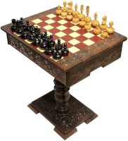 Шахматный стол с резьбой по дереву и комплектом фигур для игры в шахматы и шашки